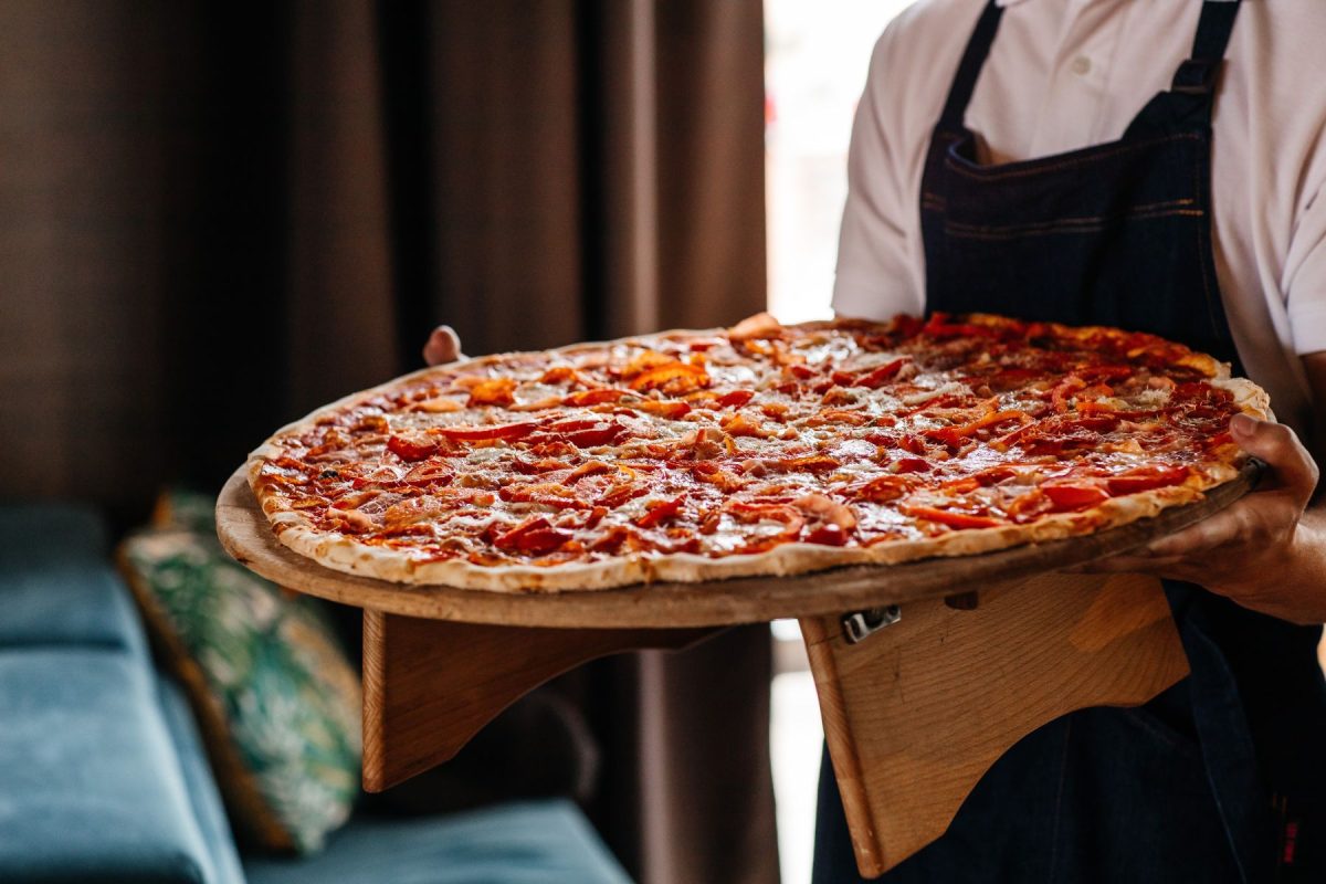 shutterstock_2316638193 | Island Getaways server holding a tray of pizza